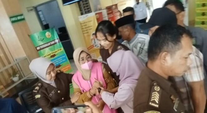 
 WH, PPK-SKPD Sekretariat Daerah Muna Barat ditetapkan sebagai tersangka kasus dugaan tindak pidana korupsi belanja barang dan jasa tahun 2023. Foto: Istimewa  