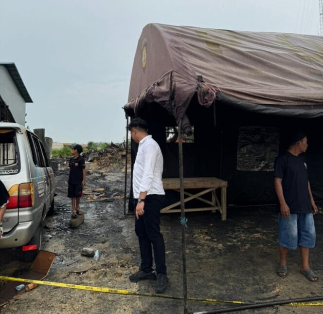 
 Polresta Kendari melalui Unit Tipidter Satreskrim dan Sat Samapta menyalurkan bantuan kemanusiaan kepada korban kebakaran lapak/kios. Foto: Istimewa
 
