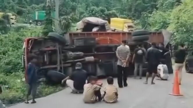 
 Mobil Truk terbalik di Jalan Poros Kendari-Andoolo Konawe Selatan. Foto: istimewa.