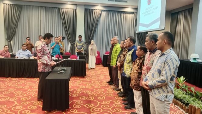 
 Ketua Dewan Pembina Yayasan Perguruan Tinggi Unsulltra, Nur Alam melantik Pengurus dan Dewan Pengawas masa bakti 2025-2030. Foto: penafaktual.com