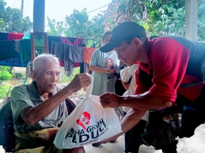 
 Penyerahan sembako Pasar Murah AGP 2025 terhadap salah satu warga Kecamatan Mowila Konawe Selatan. Foto: Istimewa