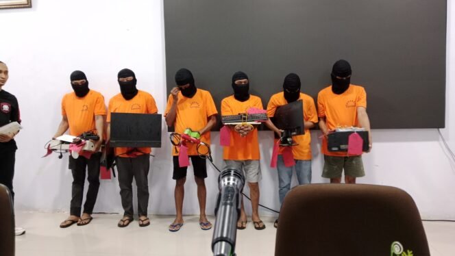 
 Enam pria tersangka pemalsuan STNK diamankan Polresta Kendari . Foto: penafaktual.com