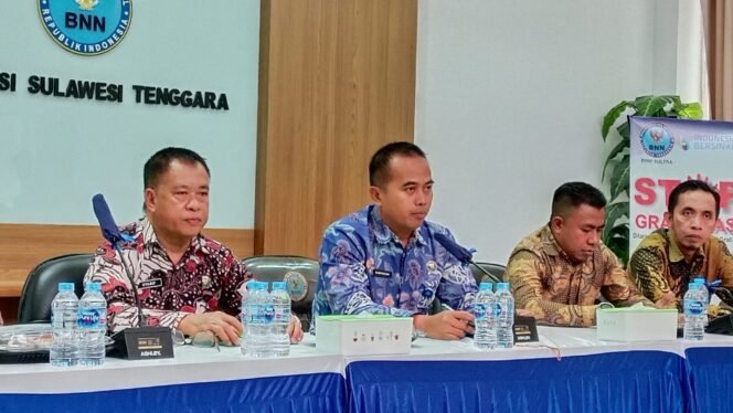 
 Kepala Bidang Pemberantasan dan Intelejen BNNP Sultra, Kombes Pol Alam Kusuma S. Irawan (kedua dari kiri) Foto: penafaktual.com