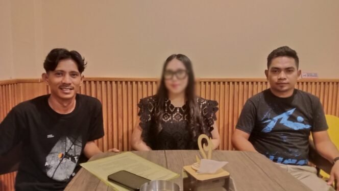 
 Ekka Subaktiar (kiri) bersama kliennya iniskal ITT usia 21 tahun (tengah) di salah satu Coffee Shop di Kota Kendari. Foto: penafaktual.com