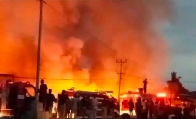 
 Kebakaran hanguskan puluhan kos, rumah hingga ruko di Andonuohu Kendari. Foto: Istimewa