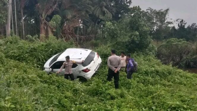 
 Honda Brio Terperosok di  Desa Tangalino, Kecelakaan Lembo, Konut. Foto: Istimewa
