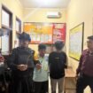 Dan tim Patroli Perintis Presisi Dit Samapta Polda Sultra, Bripka Boy (kedua dari kiri) mengamankan dua remaja kedapatan bawa sajam. Foto: Istimewa