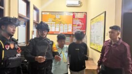 Dan tim Patroli Perintis Presisi Dit Samapta Polda Sultra, Bripka Boy (kedua dari kiri) mengamankan dua remaja kedapatan bawa sajam. Foto: Istimewa