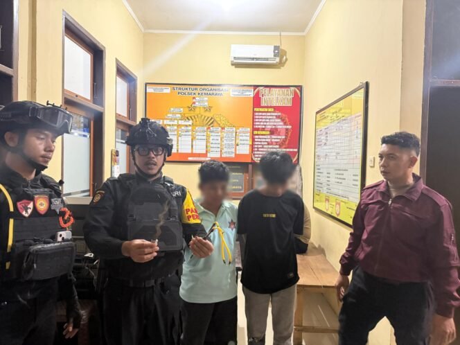 
 Dan tim Patroli Perintis Presisi Dit Samapta Polda Sultra, Bripka Boy (kedua dari kiri) mengamankan dua remaja kedapatan bawa sajam. Foto: Istimewa