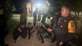 Dantim Patroli  Perintis Presisi Dit Samapta Polda Sultra, Bripka Boy Sagita (kanan) saat mengamankan 3 remaja yang diduga terlibat tawuran. Foto: Istimewa