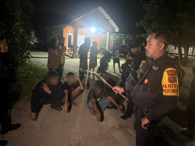 
 Dantim Patroli  Perintis Presisi Dit Samapta Polda Sultra, Bripka Boy Sagita (kanan) saat mengamankan 3 remaja yang diduga terlibat tawuran. Foto: Istimewa