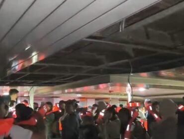 Penumpang KMP Nuku tampak panik saat kapal diterjang angin kencang di tengah laut. Foto: Istimewa