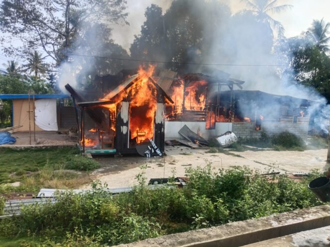 
 Rumah milik P3K bernama Mustafa Rasid di Kolaka Timur terbakar. Foto: Istimewa