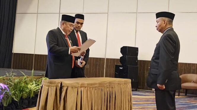 
 Ketua Yayasan Pendidikan Tinggi Universitas Sulawesi Tenggara (Sultra), Dr M Yusuf, melantik Rektor Andi Bahrun pada 31 Desember 2025 lalu di Hotel Claro Kendari. Foto: Istimewa  