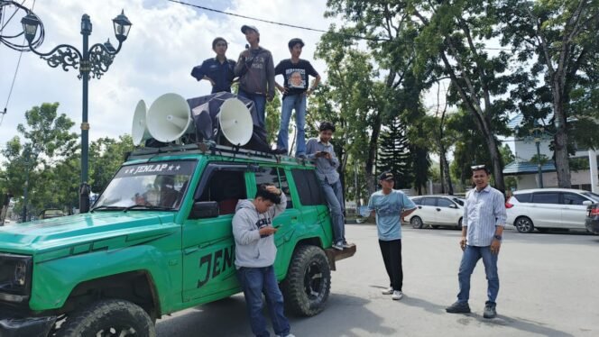 
 FIKP-Sultra menggelar aksi unjuk rasa di Kantor Kelurahan Mokoau dan Kantor Wali Kota Kendari sebagai protes atas dugaan lambannya pelayanan publik di Kelurahan Mokoau. Foto: Istimewa
