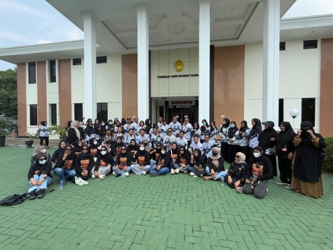 
 Rekan-rekan guru Mansur saat mengandiri sidang putusan banding di PT Sultra. Foto: Istimewa