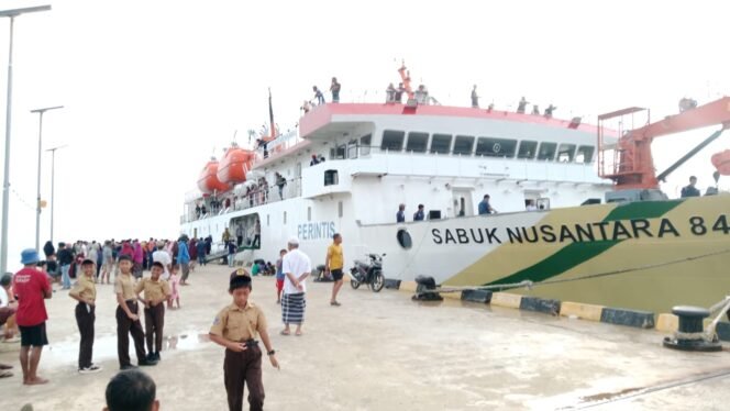 
 KM Sabuk Nusantara sandar perdana di Pelabuhan Munse Konkep, Kamis 8 Januari 2026. Foto: Penafaktual.com
