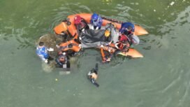 Tim SAR Gabungan saat menemukan jenazah korban Ardiansyah dalam kondisi meninggal dunia. Foto: Istimewa