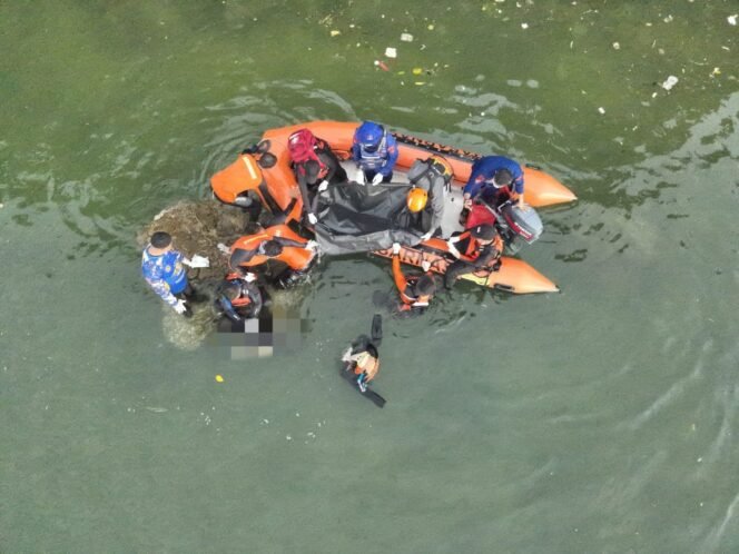 
 Tim SAR Gabungan saat menemukan jenazah korban Ardiansyah dalam kondisi meninggal dunia. Foto: Istimewa