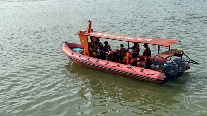 
 Tim Rescue Basarnas Kendari melakukan operasi pencarian terhadap pemancing yang hilang di Pulau Hari. Foto: Istimewa