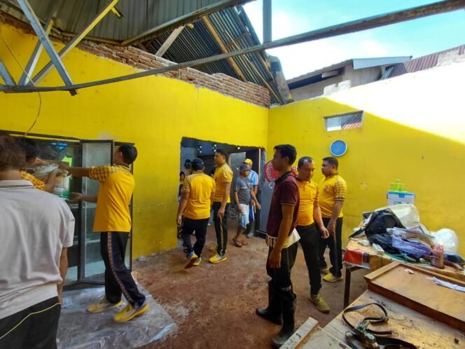 
 Jajaran Polsek Lasolo membantu masyarakat korban bencana angin kencang yang melanda wilayah Kecamatan Lasolo. Foto: Istimewa