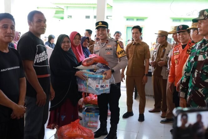 
 Penyerahan bantuan kepada warga terdampak bencana angin puting beliung di Kecamatan Lasolo, Senin, 12 Januari 2026. Foto: Istimewa