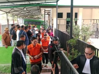 Abdul Azis Cs tersangka korupsi RSUD Koltim menuju ruang sidang Kusumah Atmadja PN Kendari, Selasa (13/1/2026). Foto: Penafaktual.com