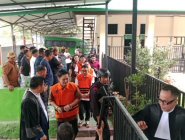 Abdul Azis Cs tersangka korupsi RSUD Koltim menuju ruang sidang Kusumah Atmadja PN Kendari, Selasa (13/1/2026). Foto: Penafaktual.com
