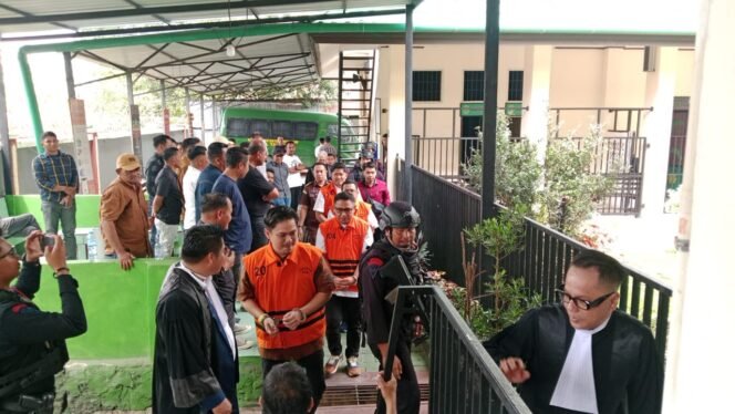 
 Abdul Azis Cs tersangka korupsi RSUD Koltim menuju ruang sidang Kusumah Atmadja PN Kendari, Selasa (13/1/2026). Foto: Penafaktual.com