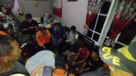 Tim SAR Gabungan saat mengevakuasi korban ke rumah orang tuanya. Foto: Istimewa