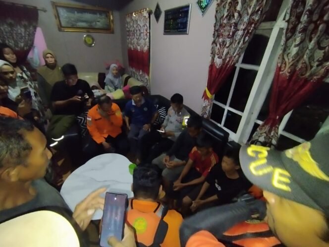 
 Tim SAR Gabungan saat mengevakuasi korban ke rumah orang tuanya. Foto: Istimewa