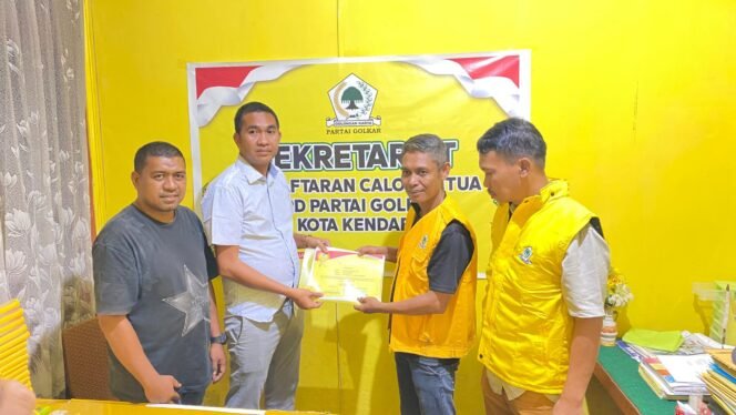 
 LM Inarto melalui Liaison Officer (LO) mengembalikan formulir pendaftaran sebagai calon Ketua DPD II Partai Golkar Kota Kendari. Foto: Istimewa
