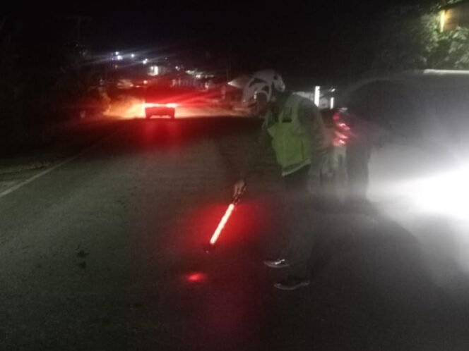 
 Polisi melakukan olah TKP di lokasi kecelakaan yang menewaskan pengendara motor. Foto: Istimewa