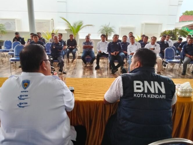 
 Sosialisasi dan tes urine di kediaman Anton Timbang, Ketua Umum Kadin Prov Sultra dan Ketua IMI Prov Sultra. Foto: Istimewa