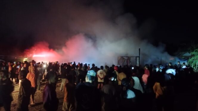 
 Kebakaran di Kelurahan Sanua, Kendari Barat, Kota Kendari. Foto: Penafaktual.com