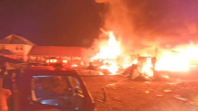 
 Kebakaran di Kawasan Terminal Tipe C Kendari hanguskan 14 bangunan. Foto: Istimewa