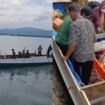 Pasien kritis dari Pulau Kabaena harus sewa perahu kayu untuk menyebrang laut menuju Kasipute Bombana. Foto: Istimewa
