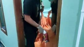 Jenazah korban, pria insial ID (36) saat dievakuasi petugas. Foto: Istimewa