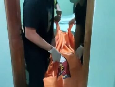 Jenazah korban, pria insial ID (36) saat dievakuasi petugas. Foto: Istimewa