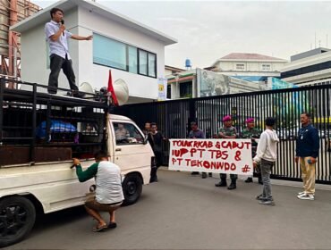 Koalisi Mahasiswa Sulawesi Tenggara–Jakarta menggelar aksi demonstrasi di depan Direktorat Jenderal Mineral dan Batubara (Minerba) Kementerian ESDM RI. Foto: Istimewa