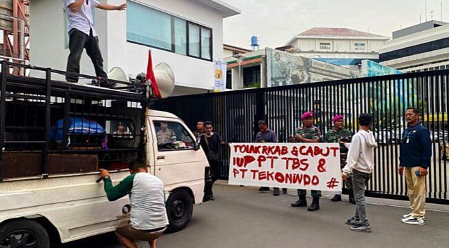 Koalisi Mahasiswa Sulawesi Tenggara–Jakarta menggelar aksi demonstrasi di depan Direktorat Jenderal Mineral dan Batubara (Minerba) Kementerian ESDM RI. Foto: Istimewa