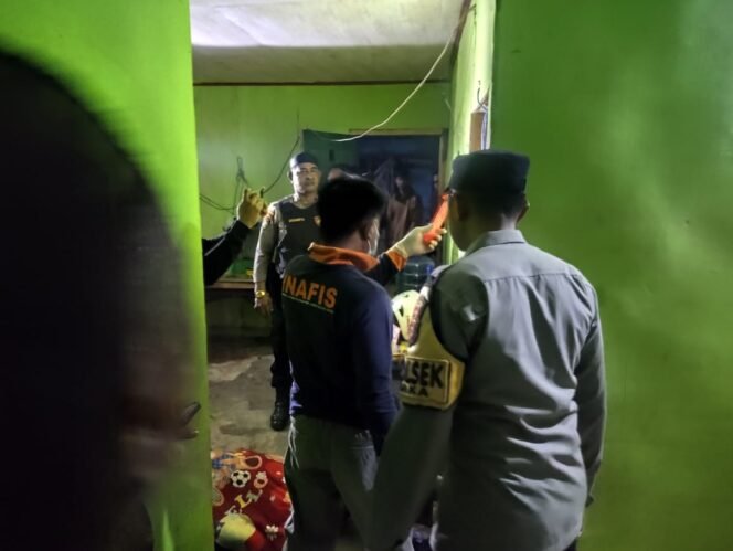 
 Tim Inafis melakukan olah tempat kejadian perkara pemuda ditemukan tewas tergantung. Foto: Istimewa
