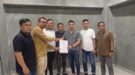 Adi Jaya Purnama (kedua dari kiri) menerima SK Kepengurusan IMI Kendari. Foto : Istimewa