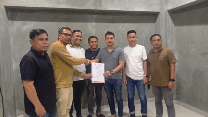 
 Adi Jaya Purnama (kedua dari kiri) menerima SK Kepengurusan IMI Kendari. Foto : Istimewa