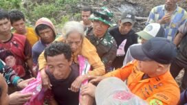 Tim SAR Gabungan saat mengevakuasi Wa Sani (67) yang dilaporkan hilang selama dua hari. Foto: Istimewa