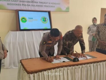 Tiran Nusantara Grup dan RS Bhayangkara Kendari menandatangani MoU. Foto: Istimewa