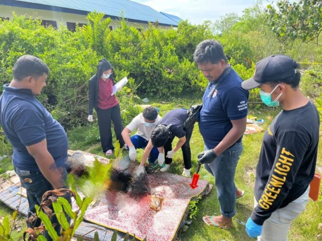 
 Tim Inafis Polres Muna saat mengevakuasi jenazah korban. Foto: Istimewa.