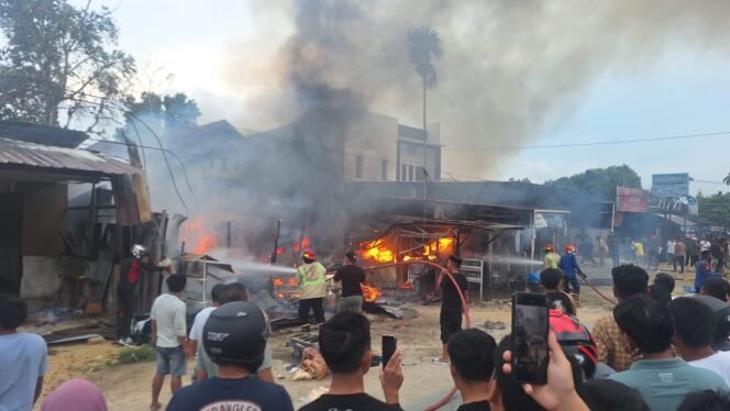 
 Satu unit kios sembako di Poasia Kendari ludes terbaikar. Foto: penafaktual.com
