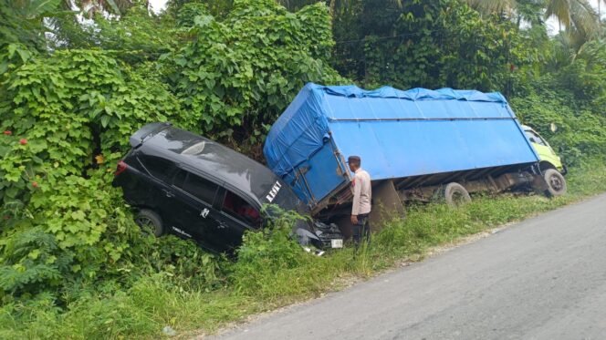 
 Mobil Daihatsu Sigra dan truk Hino terperosok di bahu jalan Desa Batu Putih, Bombana. Foto: Istimewa