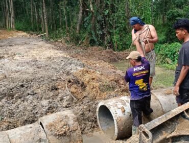Warga Desa Lamoeri, Kecamatan Angata, Kabupaten Konawe Selatan terpaksa membangun sendiri jembatan lantaran Kades diduga tidak peduli. Foto: Istimewa